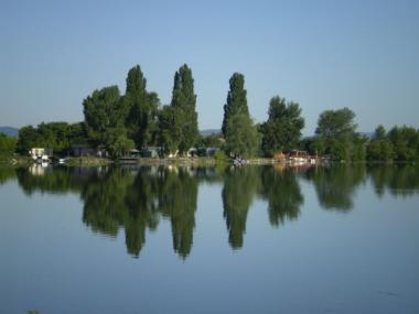 Jazero Slňava pri hoteli pár metrov